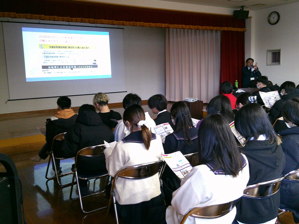 交通安全意識の向上および交通事故防止を目的として、交通安全講習を実施しました。北九州自由高等学院（2026．03.04）